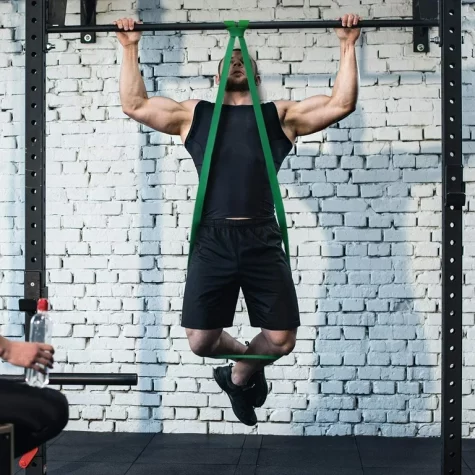 sử dụng dây kháng lực để hỗ trợ khi hít xà