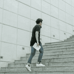 người đàn ông đi bộ