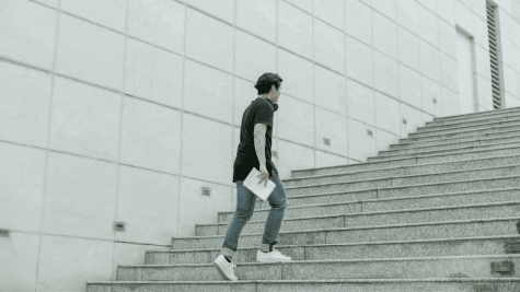 người đàn ông đi bộ