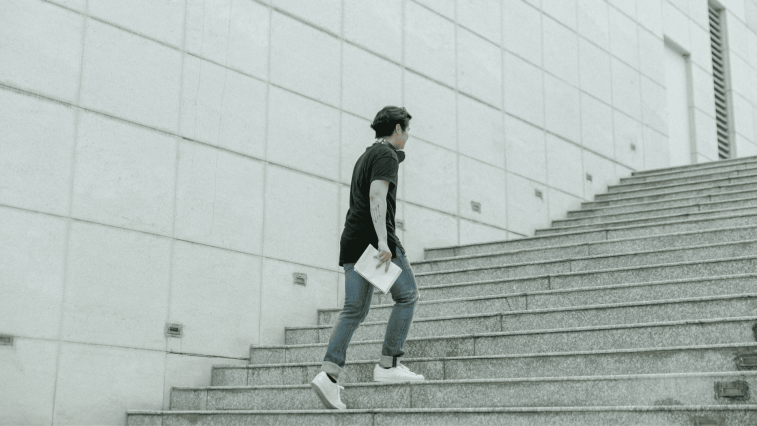 người đàn ông đi bộ
