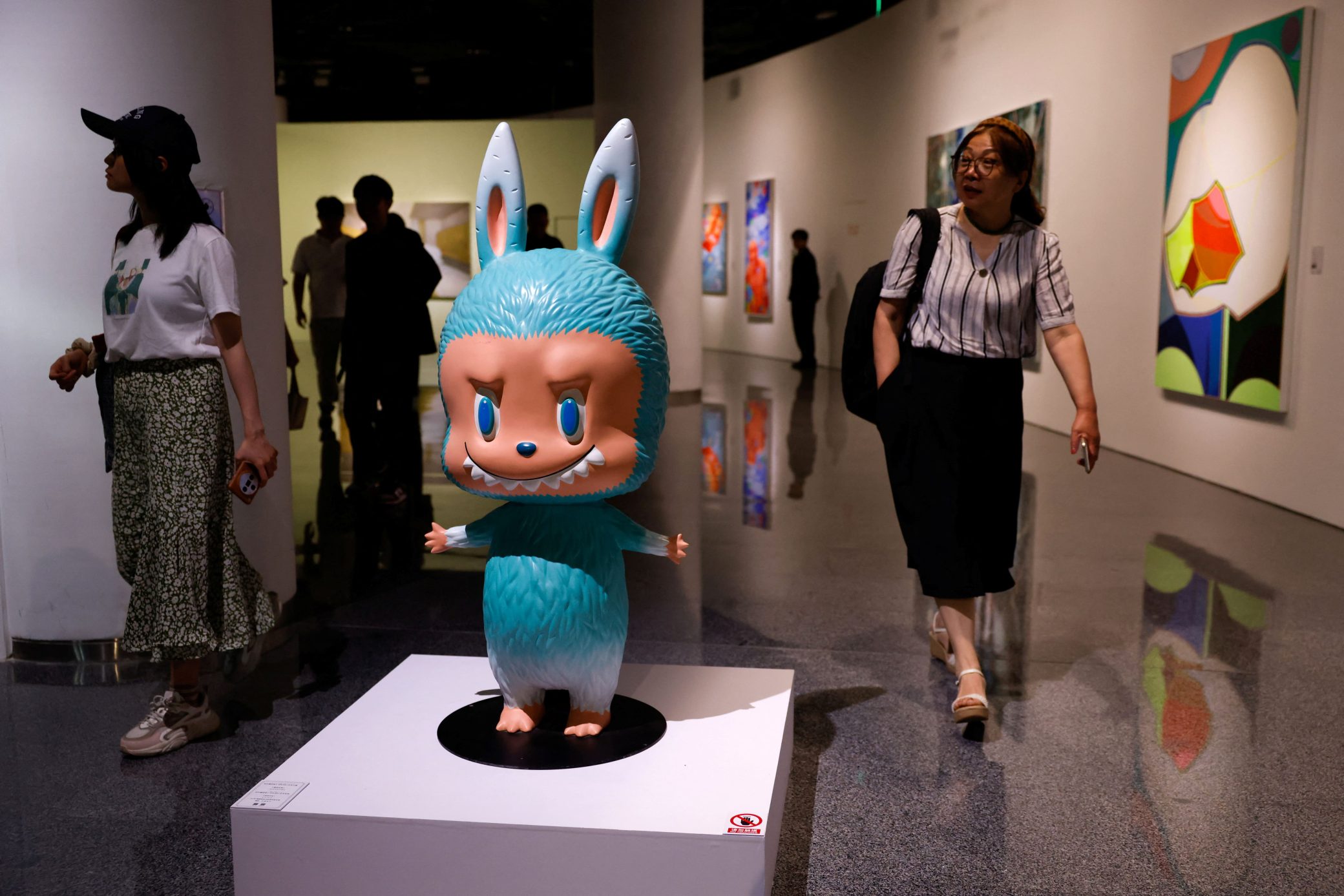 Labubu kích thước human-sized