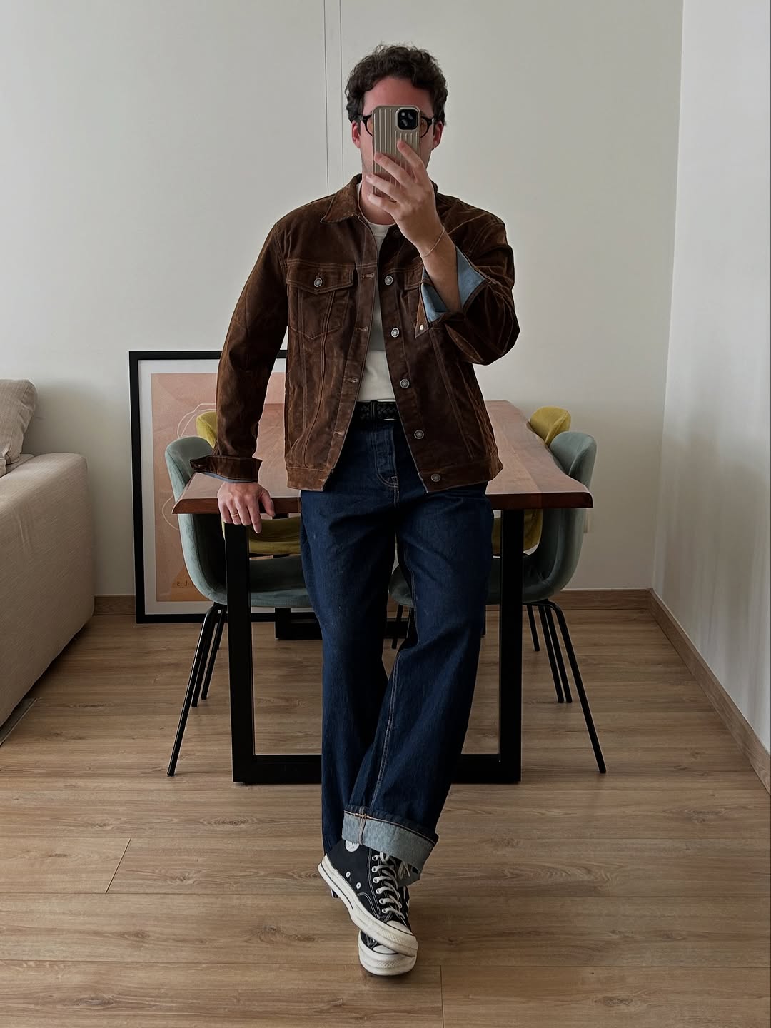 áo khoác nhung tăm nâu và quần jeans raw denim xanh navy