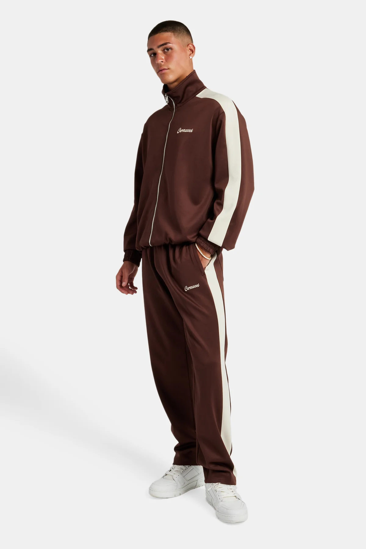 Phong cách athleisure với màu nâu