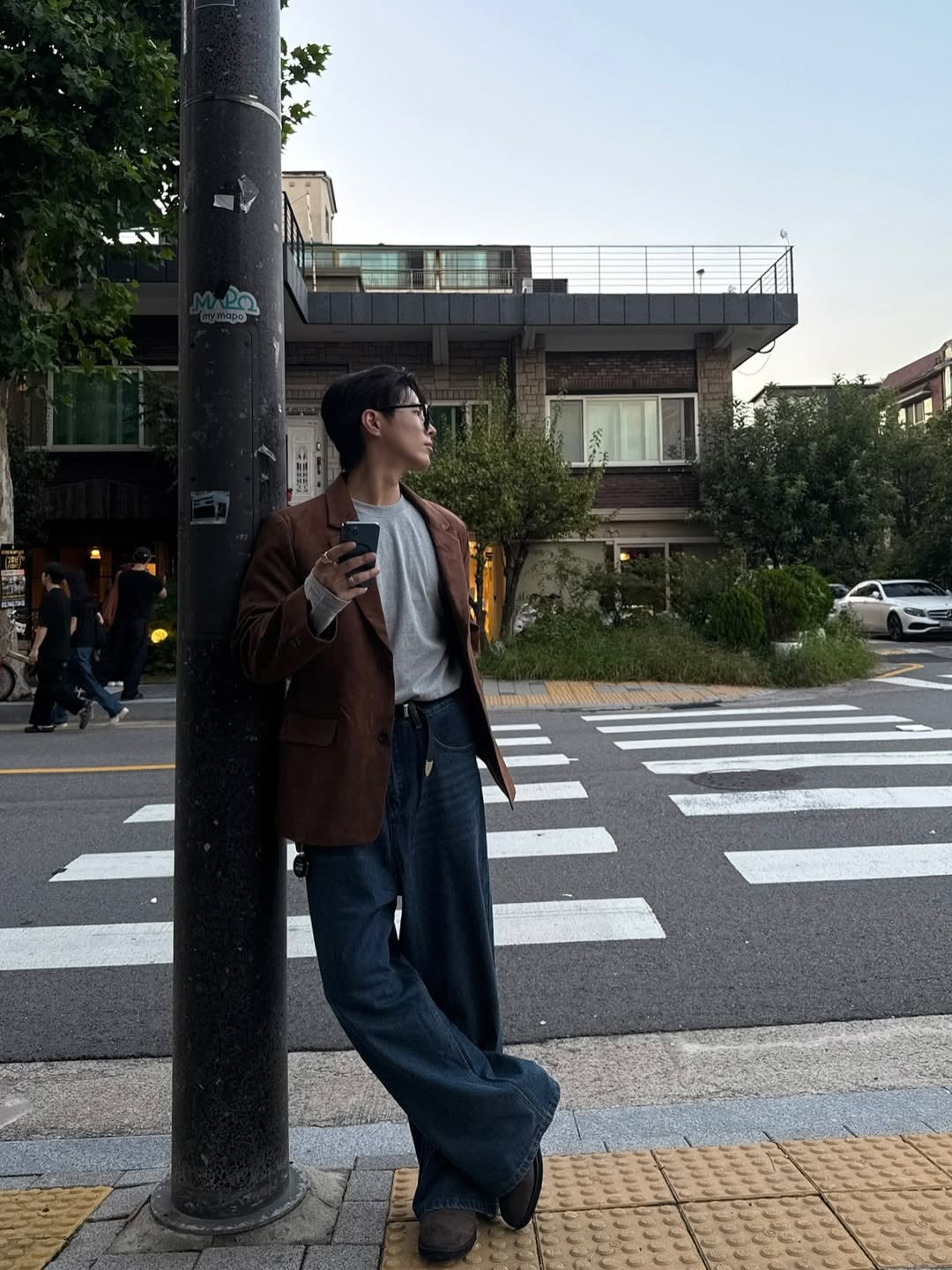 Quần jeans và blazer