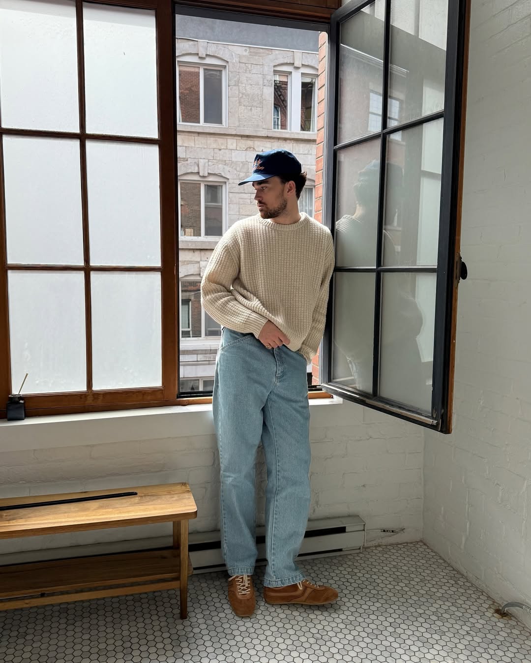 Quần jeans và áo len cổ tròn