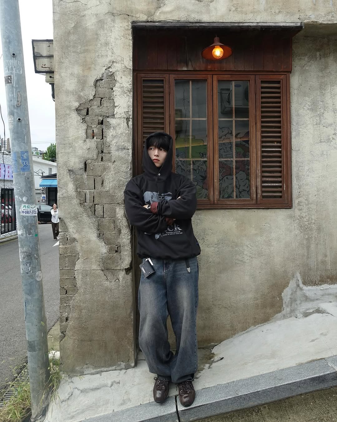 Quần jeans và hoodie