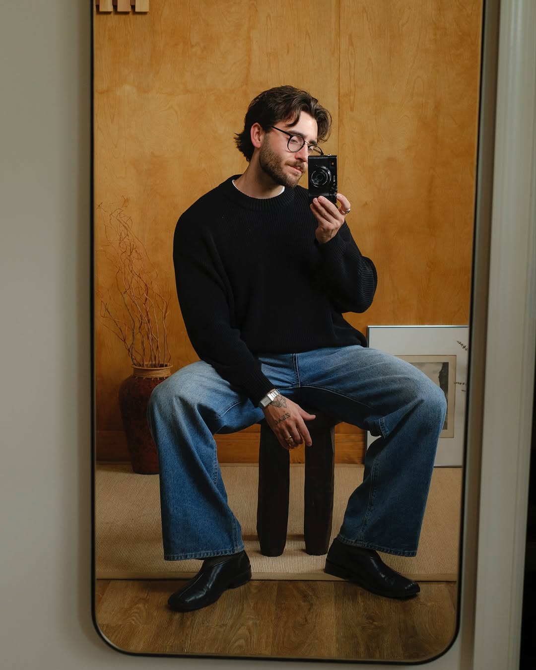 Quần jeans và áo len cổ tròn