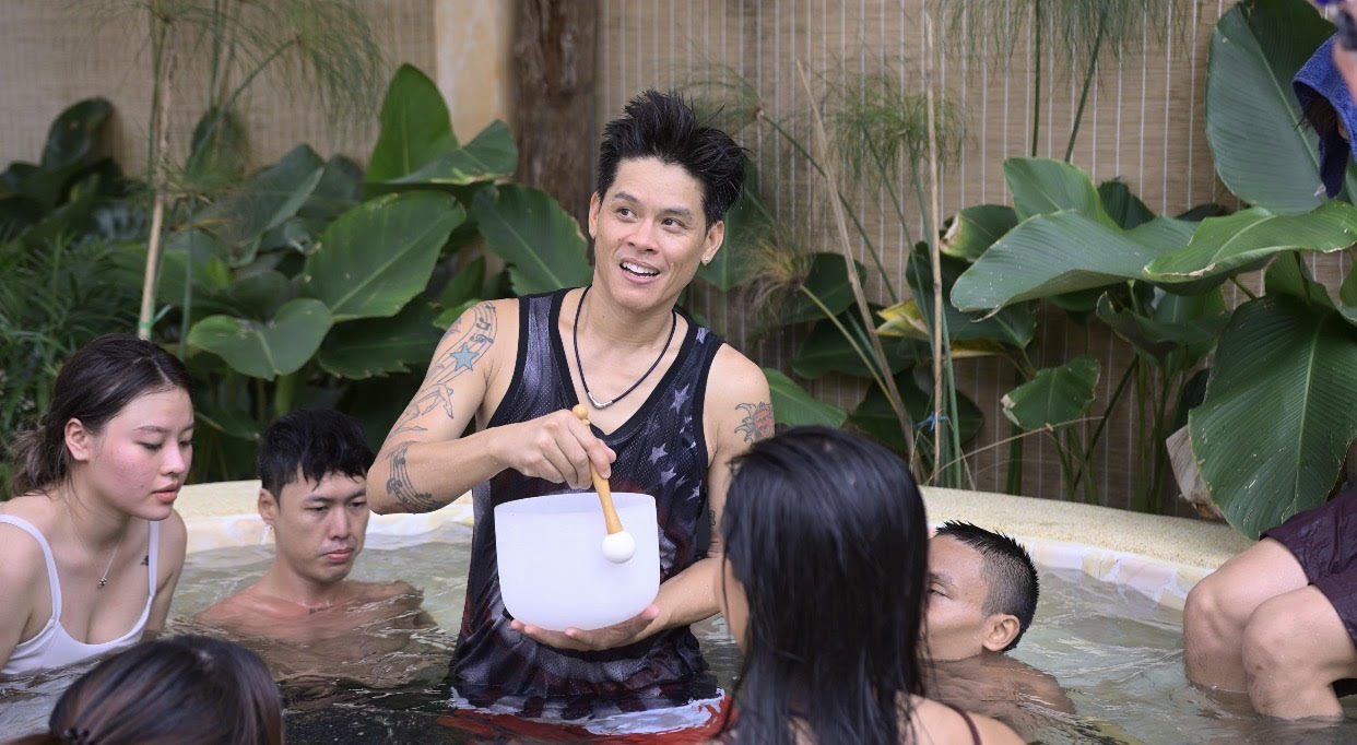 John Huy Trần xông hơi