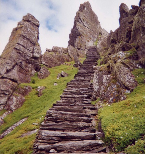 dia diem du lich dao Skellig Michael duong leo len nui