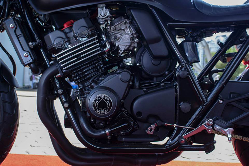 Lốc động cơ xe từ một chiếc Cafe Racer Honda Hornet.