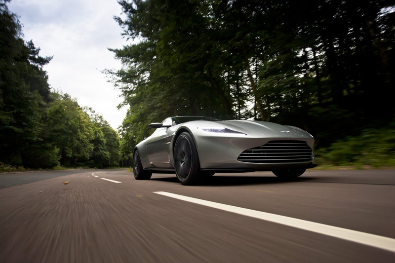 Thiết kế thấp với những đường cong mềm mại giúp Aston Martin DB10 trông như luôn ở trong tư thế SET - READY -RACE.
