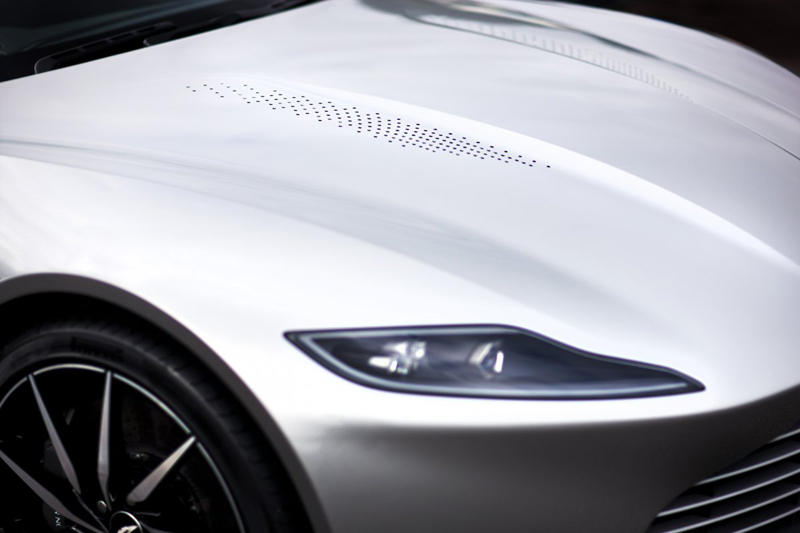 Được tạo hình dưới bàn tay giám đốc thiết kế sáng tạo của hãng Aston Martin, DB10 là chiếc xe thật mà nam tài tử Craig lái trong phim. Có một số chiếc xe được tạo ra để thực hiện những cảnh quay mạo hiểm. Trong khi đó, phần lớn những cảnh quay khác đều sử dụng chiếc Aston Martin DB10 này.