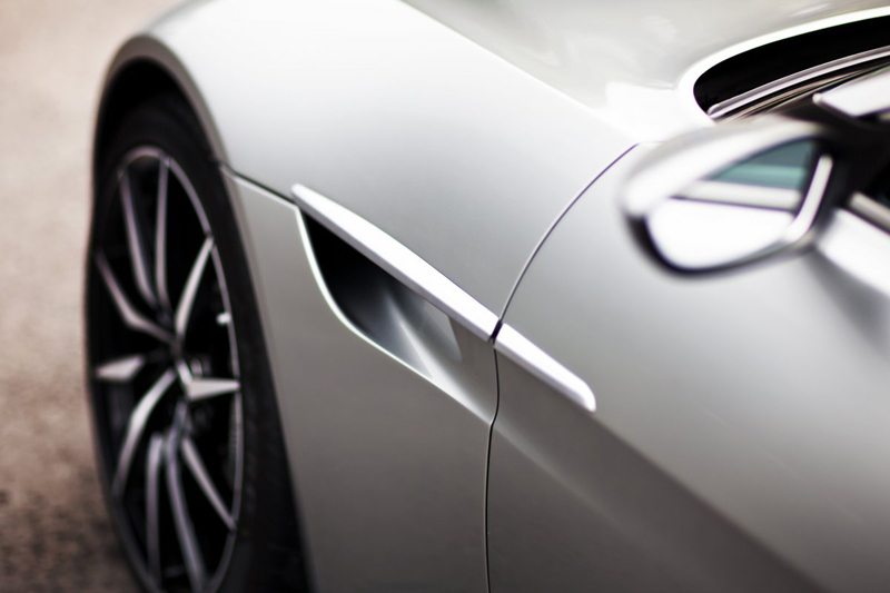 Đa số những đường nét thiết kế trên Aston Martin DB10 là mới hoàn toàn. Tuy nhiên, ở mẫu xe này vẫn có chút gì gợi nhớ đến những người anh như Aston Martin V8 Vantage và DBS được James Bond sử dụng trong phần phim “Casino Royale".