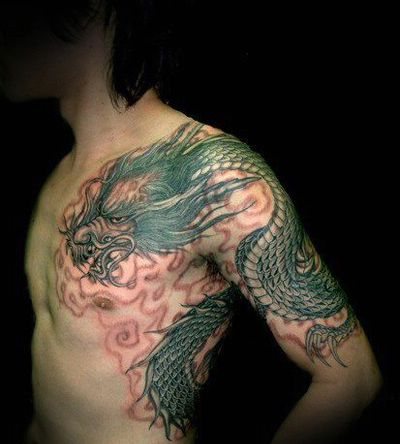 Hình xăm rồng chi tiết trên vai và ngực, phong cách blackwork, độ phân giải HD.