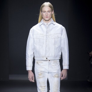 Các xu hướng áo & quần jeans nam hot 2016 - White CK dirty white jeans - elleman