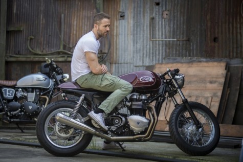 Ryan Reynolds & café racer Triumph Thruxton