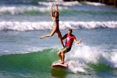 Lướt sóng đôi: Môn thể thao hấp dẫn ở Hawaii