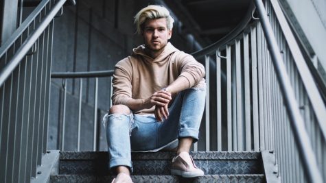 Quần jeans rách - Sự phá hủy có chủ đích