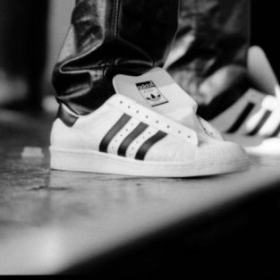 10 thiết kế sneaker nam biểu tượng mọi thời đại