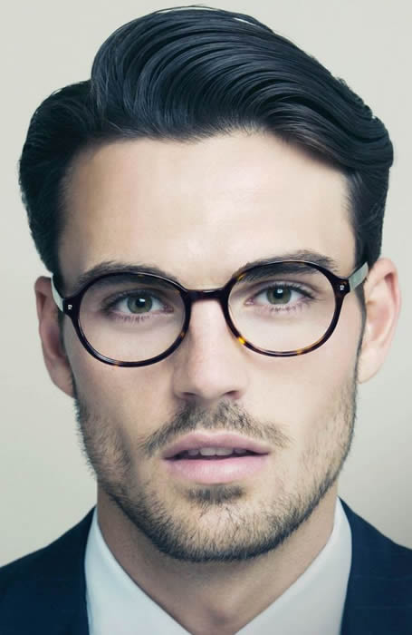 Kiểu tóc nam đẹp Side-Swept Quiff đích thị dành cho những quý ông trầm mặc, lịch lãm theo phong cách Classic