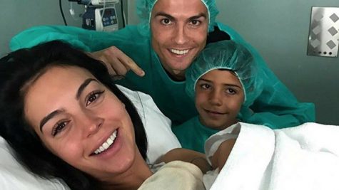 Cristiano Ronaldo đón chào sự ra đời của đứa con thứ 4