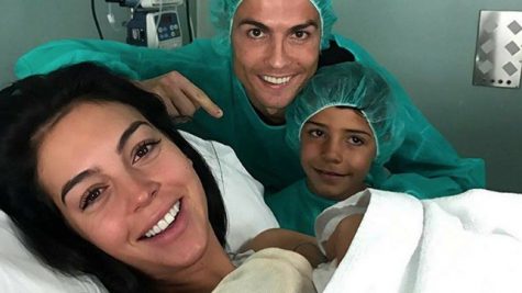 Cristiano Ronaldo đón chào sự ra đời của đứa con thứ 4