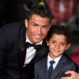 Cristiano Ronaldo "rủ rê" con trai quảng bá quần jeans CR7