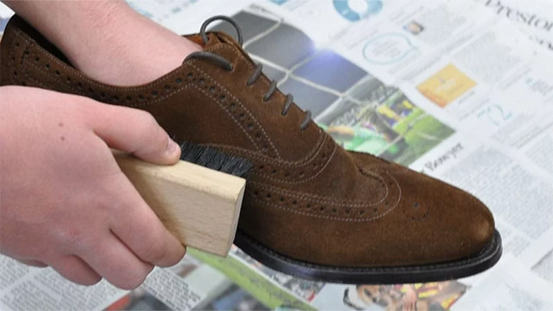 Những cách vệ sinh giày da lộn mà nam giới nên biết
