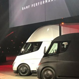 Tesla Semi - xe tải chạy điện đầu tiên trên thế giới