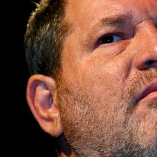 Nhìn lại bê bối tình dục của Harvey Weinstein: Thỏa hiệp và sự ngủ quên của ý thức