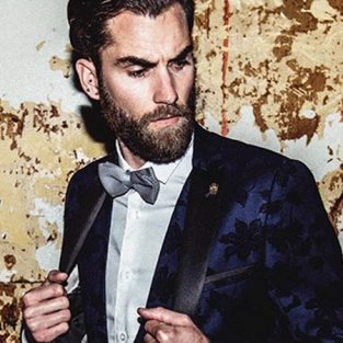 Làm sao để mặc suit nam hoạ tiết mà không trở nên lố lăng?