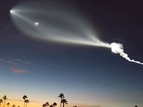 Tên lửa SpaceX của Elon Musk “biểu diễn” gây xôn xao trên bầu trời California
