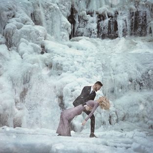 Ngắm nhìn những bức hình cưới đẹp như truyện cổ tích tại dòng thác đóng băng
