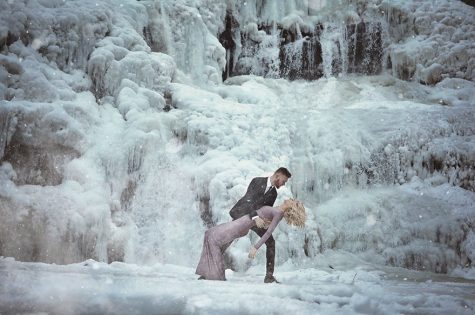 Ngắm nhìn những bức hình cưới đẹp như truyện cổ tích tại dòng thác đóng băng