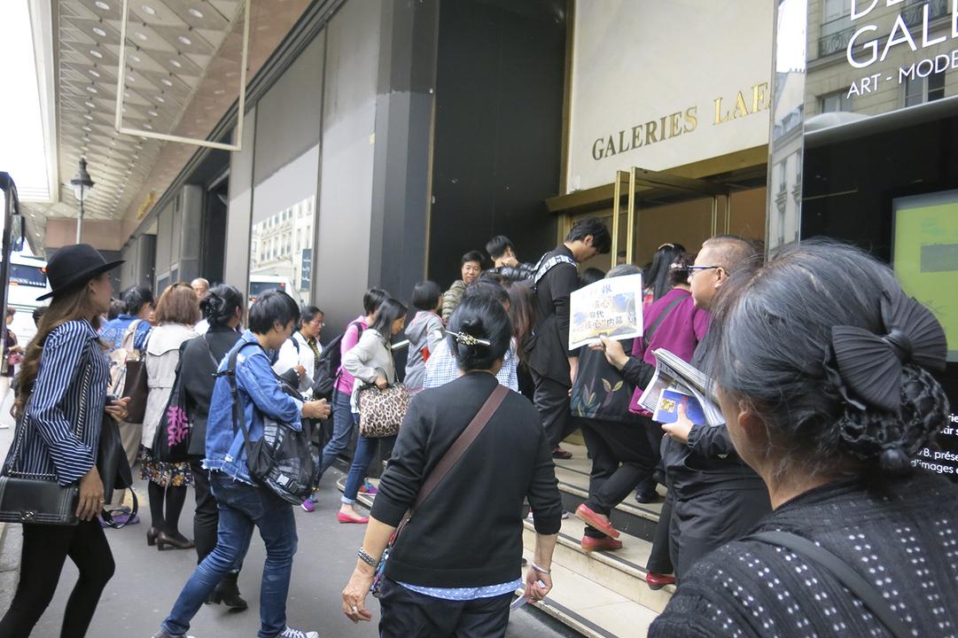 Các du khách Trung Quốc ồ ạt đổ vào Galeries Lafayette. Cửa hàng này tiếp đón tới hơn 10 triệu khách hàng ngoại quốc trong một năm, vượt qua cả tháp Eiffel. (Ảnh: minghui.org)