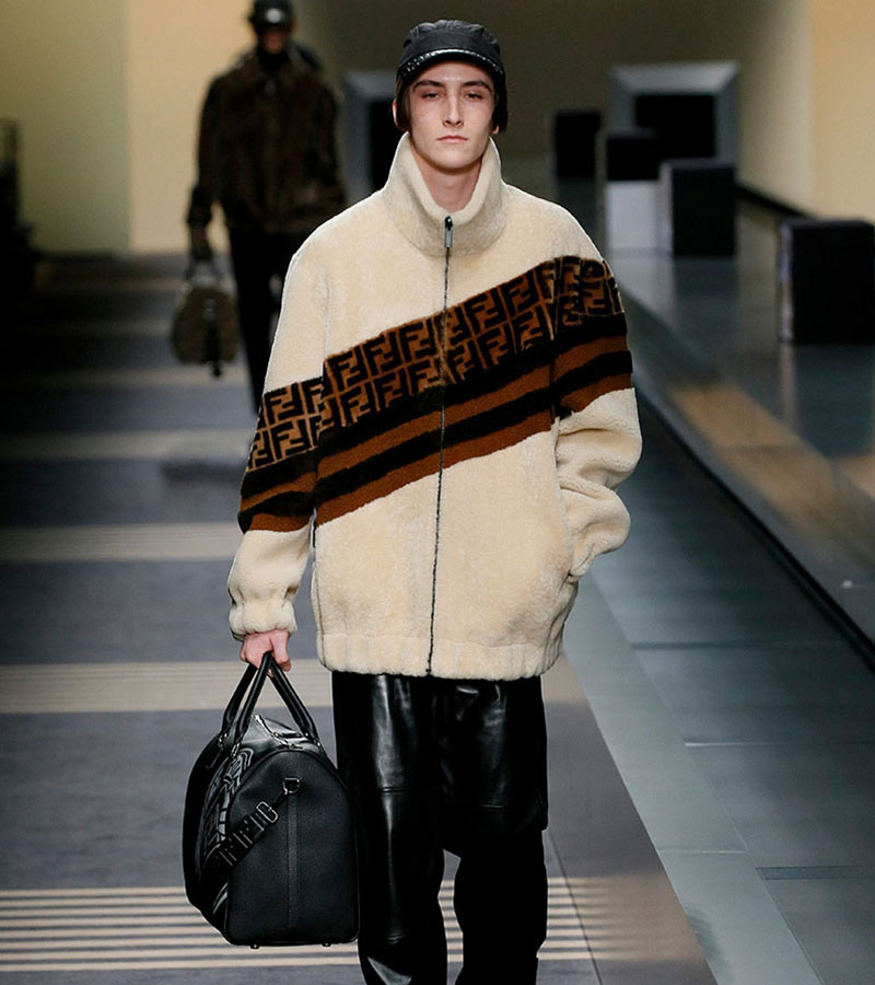 ELLE Man Style Calendar mix & match với trang phục in logo thương hiệu. (10) - Copy