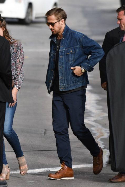 Ryan Gosling thường xuyên lựa chọn những kiểu áo khoác jeans khi dạo phố. Ảnh: Zimbio