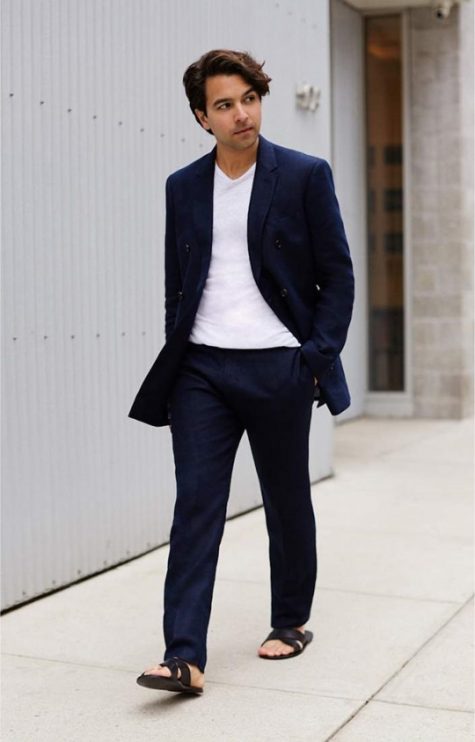 Một bộ suit màu xanh thiên thanh phối cùng với giày sandal sẽ thích hợp cho công sở vào những ngày Hè. Ảnh: The idle man