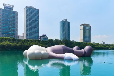 Cận cảnh nghệ thuật đường phố KAWS: HOLLIDAY trên hồ tại Seoul