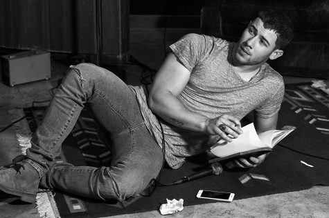 Giải mã phong cách thời trang độc đáo của Nick Jonas