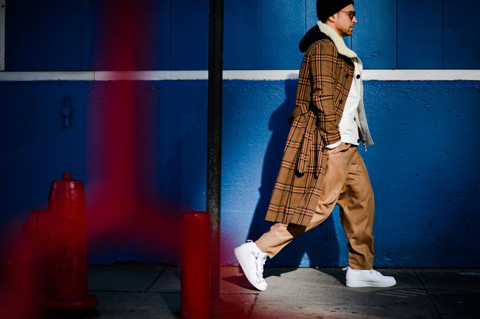 Chiếc áo khoác của Burberry cũng đang tạo nên cơn sốt với những đường kẻ sọc vốn là đặc trưng của thế giới street style. Ảnh: ELLE Mỹ