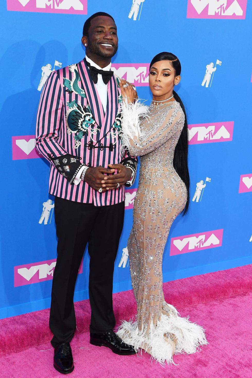 Chàng rapper Gucci Mane lựa chọn chiếc áo khoác hồng kẻ sọc điểm thêm chút họa tiết sinh động. Ảnh: ELLE USA