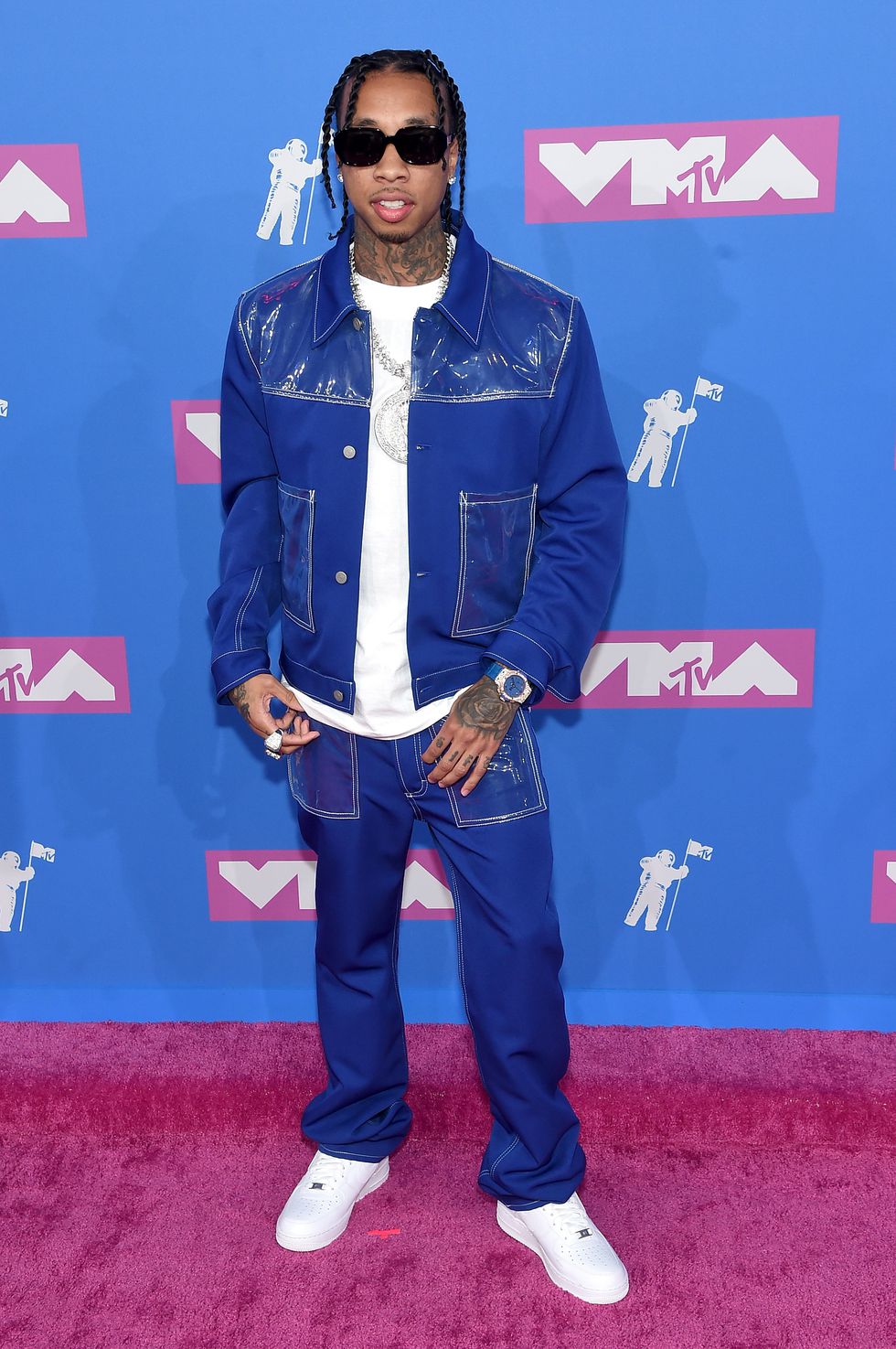 Rapper Tyga nổi bật với tông màu xanh trắng cùng cặp mắt kính đen chất lừ. Ảnh: ELLE USA