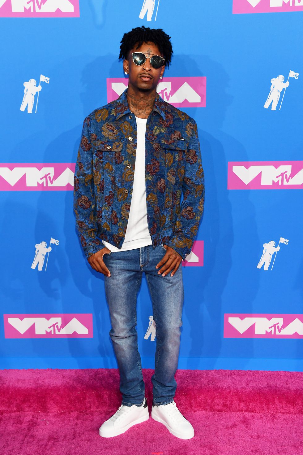 Chàng rapper 21 Savagevới chiếc áo khoác họa tiết nổi bật. Ảnh: ELLE USA