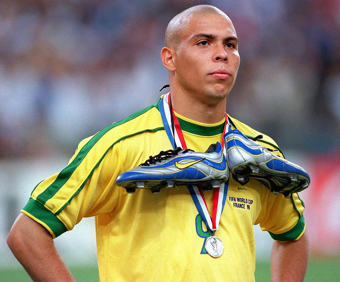Ronaldo de lima không một xu dính túi: “Tiền nào của nấy”