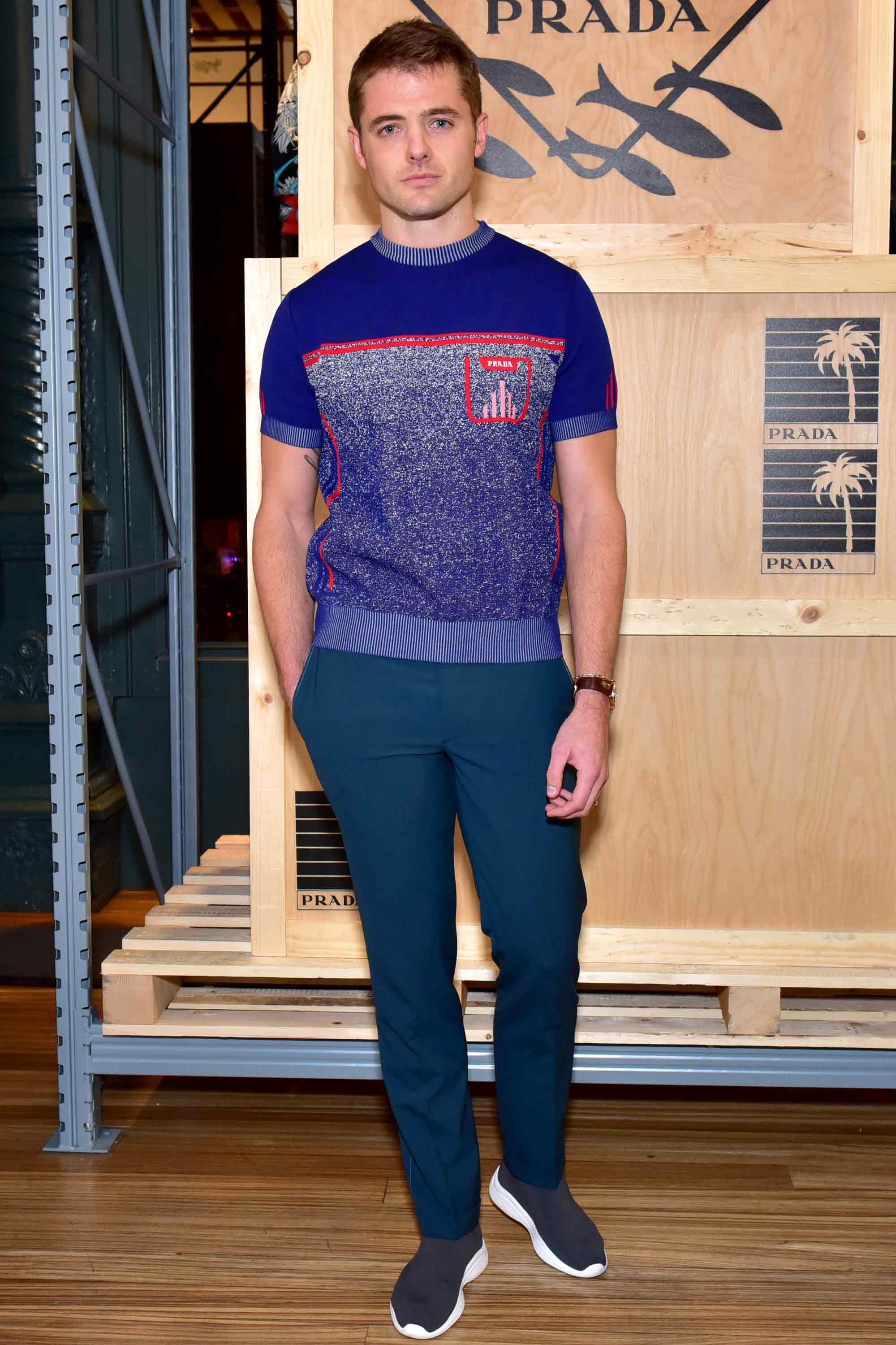 Chiếc áo thun tay ngắn cùng quần slim fit tôn lên dáng vẻ trẻ trung mà vẫn sang trọng cho Robbie Rogers. Ảnh: GQ