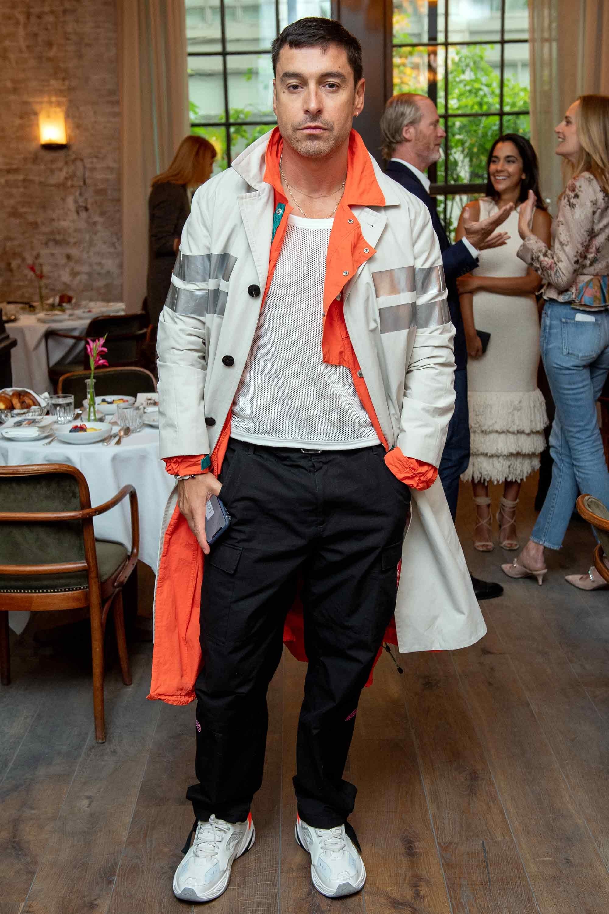 Chiếc áo khoác trench coat màu cam ấn tượng phối cùng với quần áo streetwear mang đến sự hài hòa độc đáo, mới lạ. Ảnh: GQ