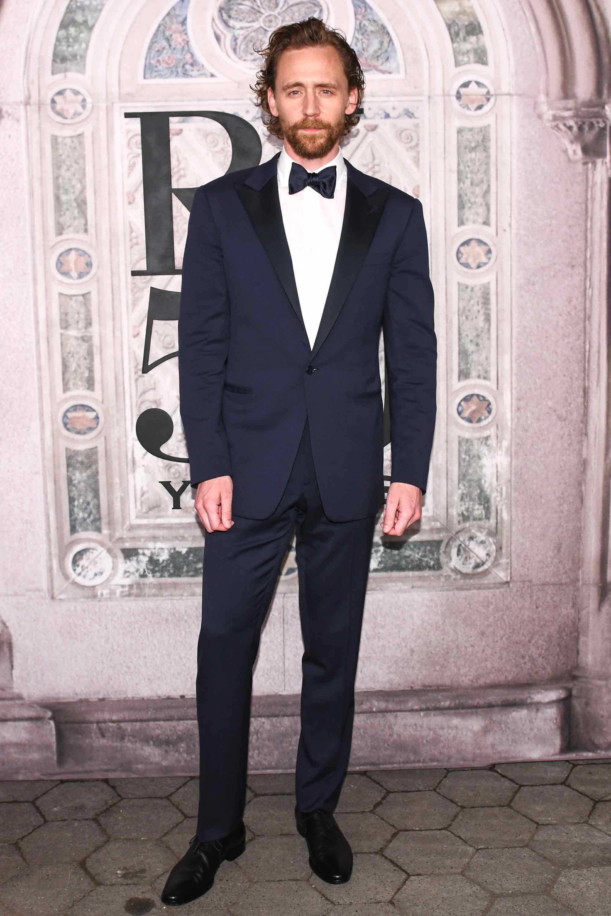 Khép lại danh sách các ngôi sao ăn mặc ấn tượng tại tuần lễ thời trang New York Xuân-Hè 2019 là chàng diễn viên quen thuộc Tom Hiddleston trong bộ suit và chiếc nơ kinh điển của mọi quý ông. Ảnh: GQ