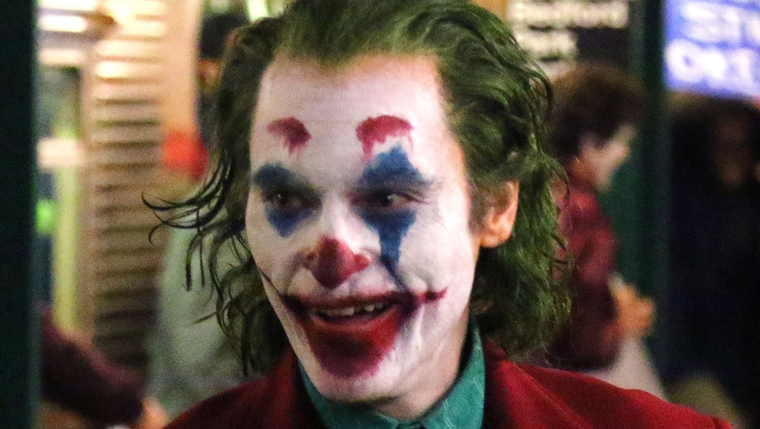 Hé lộ tạo hình Joker ấn tượng của Joaquin Phoenix | ELLE Man Việt Nam
