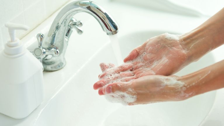 Hãy nhớ luôn rửa sạch tay trước khi rửa mặt nhé!  Ảnh: JOE.ie